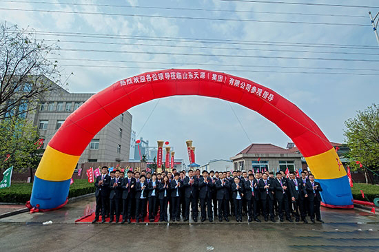 公司領導與銷售精英們合影