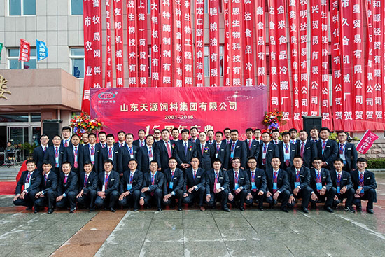 公司領導與銷售精英們合影