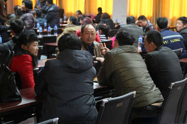 ​會議休息時，社員在讨論問題。