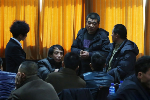 ​會議休息時，社員在讨論問題。