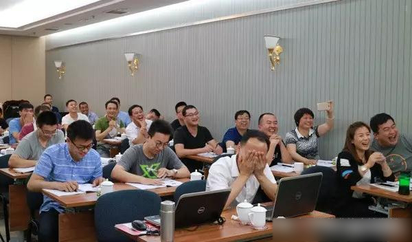 邁克老師幽默的講解引得學員捧腹大笑