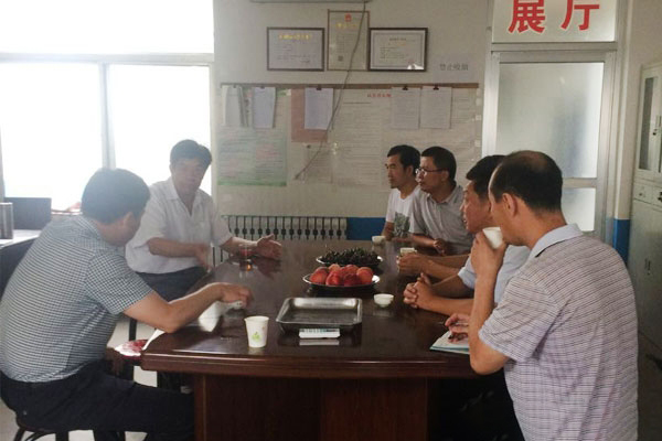 ​董事長鄒殿來為參觀者講解