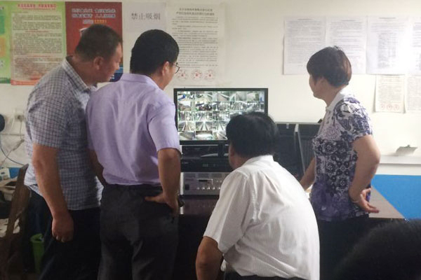 過養殖區監控查看育種舍内情況