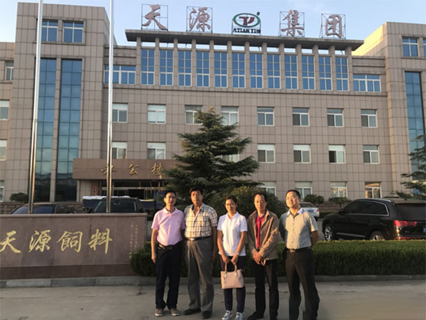 天源集團董事長鄒殿來、副總經理梁福功與鄒成義博士一行合影