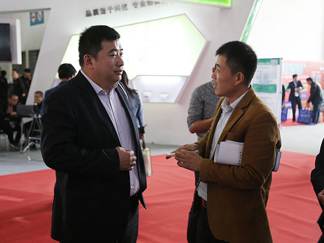 天源集團總經理鄒玉良接待來訪客戶