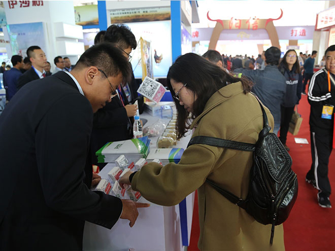 參觀客戶駐足天源集團展位前