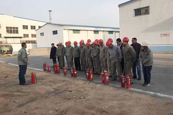 王永林經理講解滅火器的使用方法