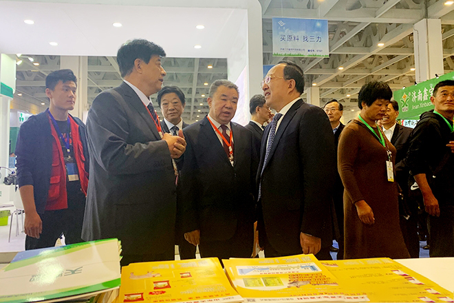 副省長于國安與天源集團董事長鄒殿來正在親切交談。