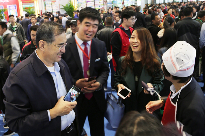 煙台市畜牧局領導參觀山東天源集團展位