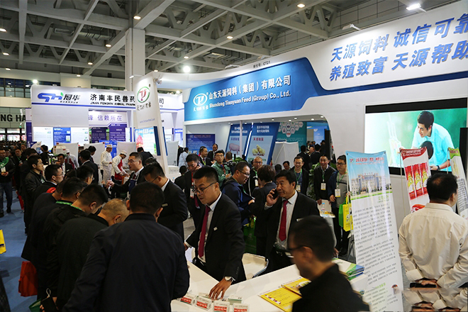山東天源集團展位前人山人海,參觀者絡繹不絕。