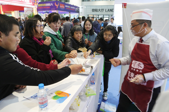 山東天源集團展位前人山人海,參觀者絡繹不絕。