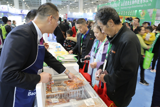 山東天源集團展位前人山人海,參觀者絡繹不絕。