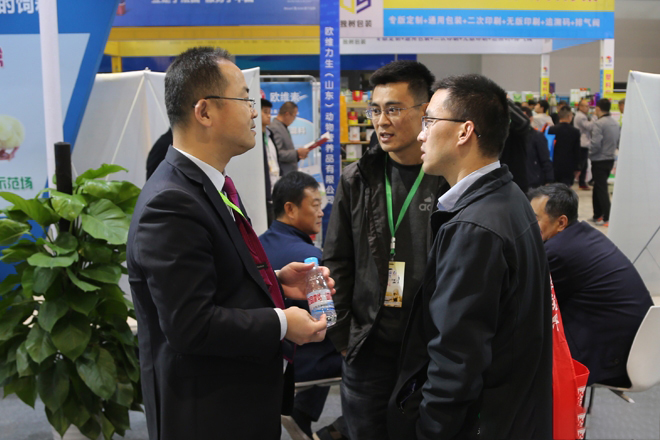 天源集團技術總監梁福功先生與參觀客戶進行技術交流。