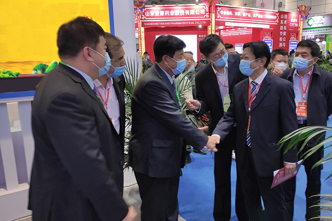 煙台市畜牧局領導參觀山東天源集團展位。