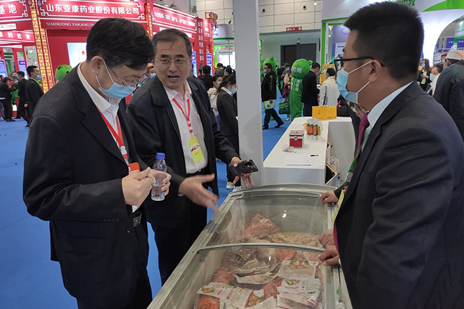 煙台市畜牧局領導調研寶來食品公司産品。