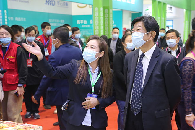 山東省畜牧獸醫局局長唐建俊參觀天源集團展位