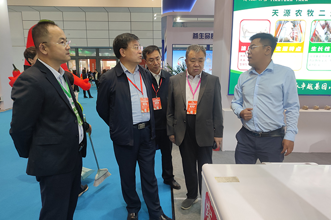 山東省畜牧獸醫局黨組書記、局長于永德參觀天源集團展位