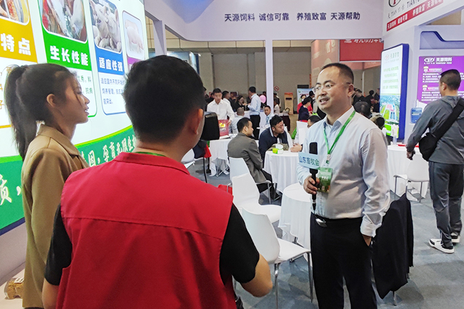 天原集團技術總監梁福功接受媒體采訪